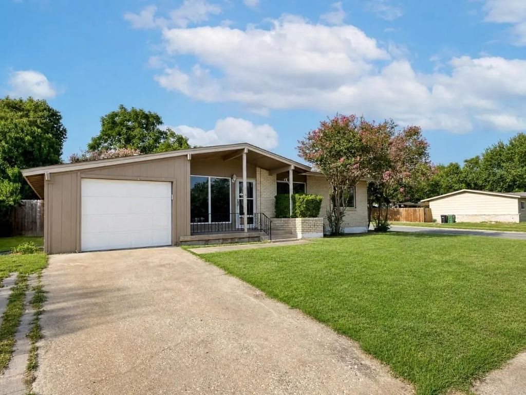 700 Pine Street, Hurst