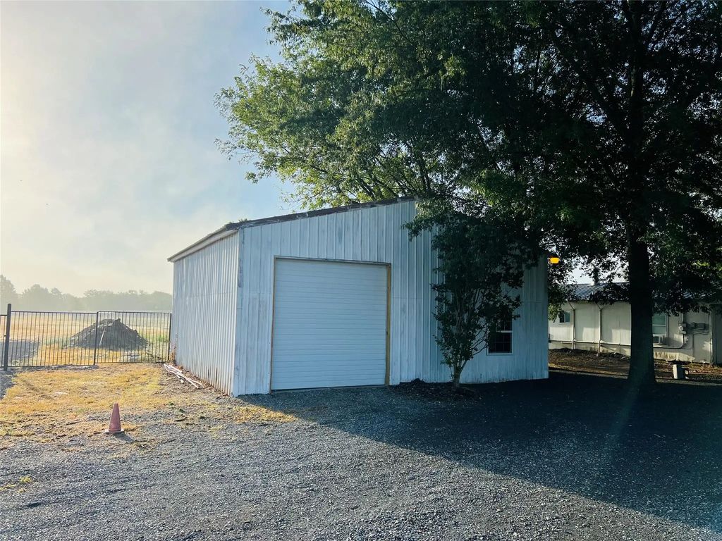 1050 Fm 273, Bonham
