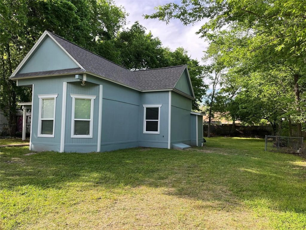 621 E 8th Street, Bonham