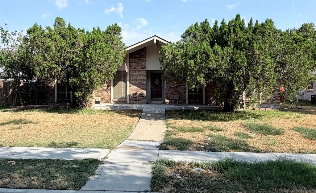 826 Pinoak Drive, Grand Prairie
