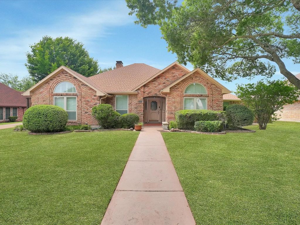 1304 Carriage Creek Drive, DeSoto