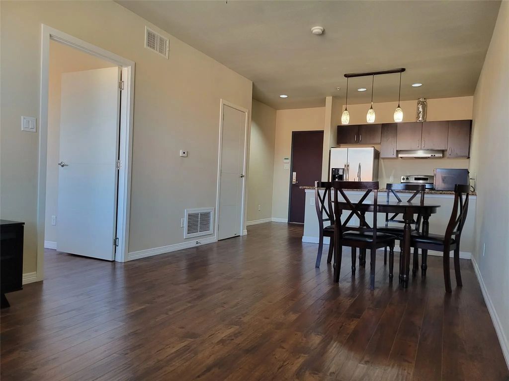 1100 Trinity Mills 2005, Carrollton