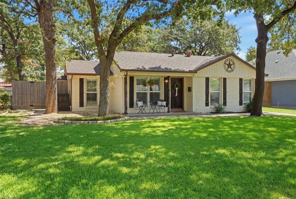 712 Thersa Drive, River Oaks
