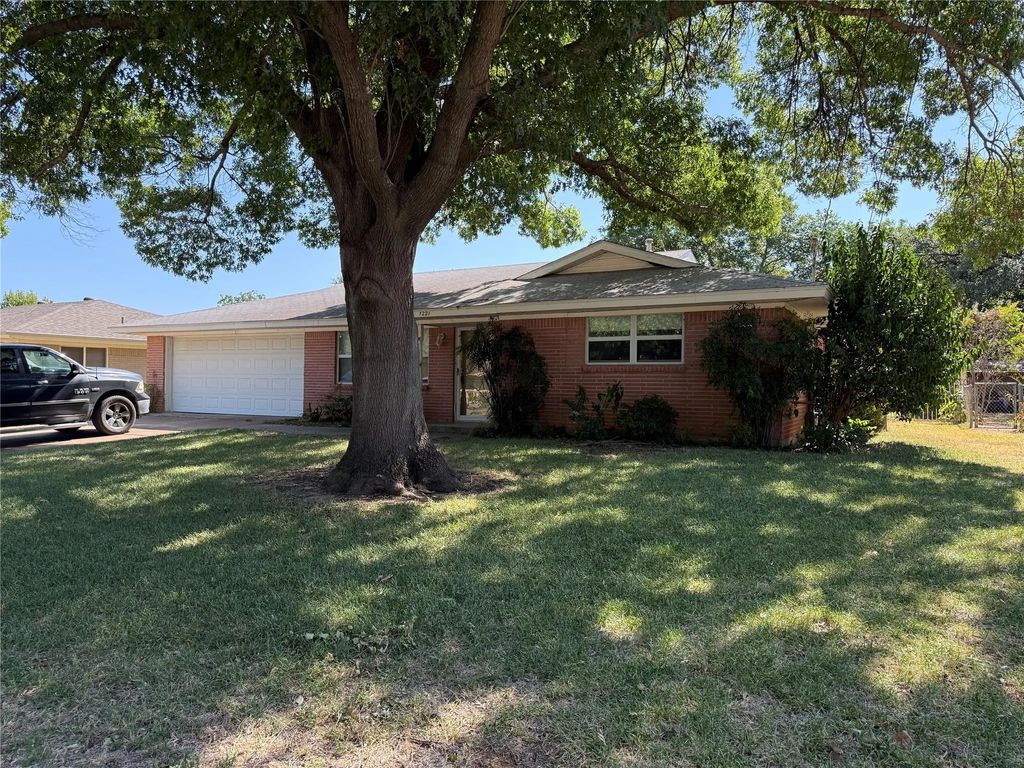 1221 Wade Hampton Street, Benbrook