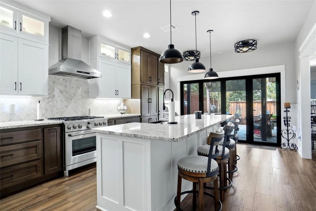 905 Mary Drive, Hurst