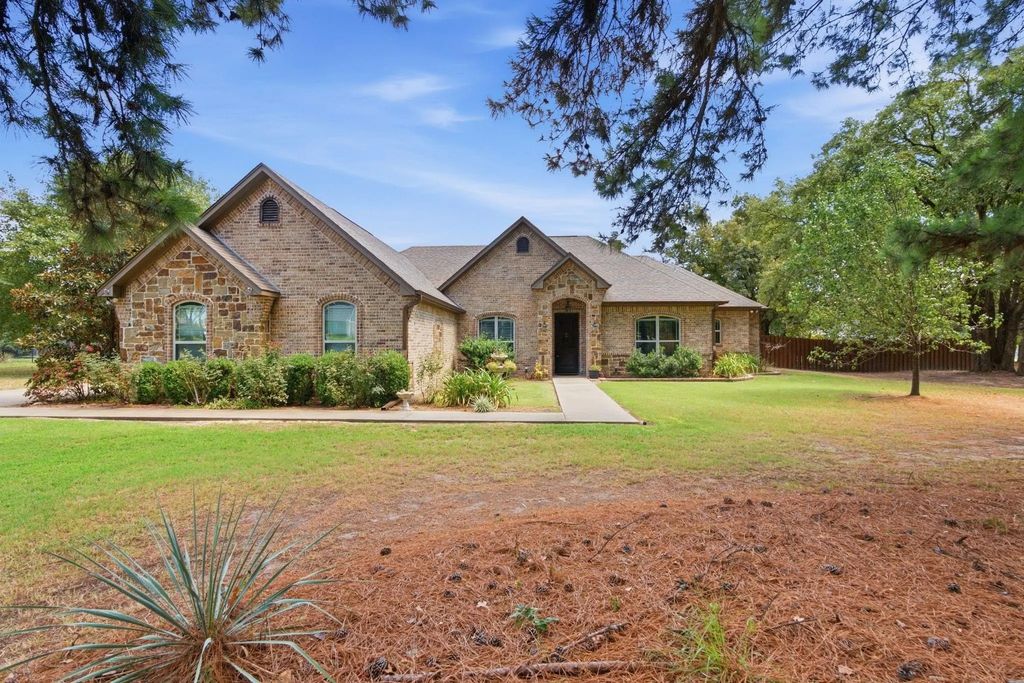 213 County Rd 2321, Mineola
