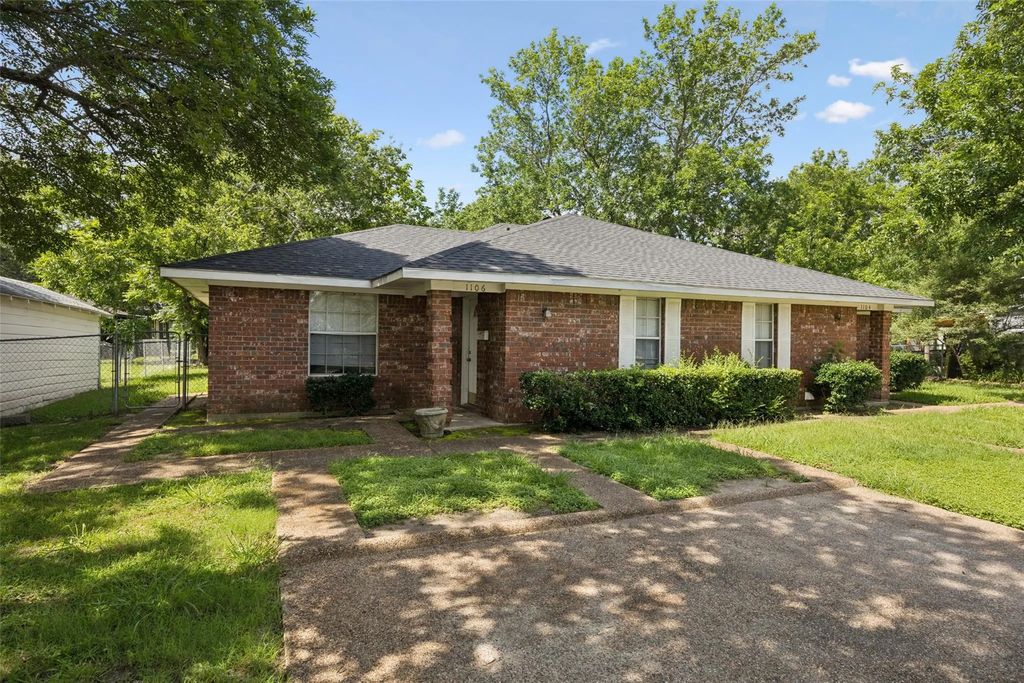 1104 E High Street, Terrell