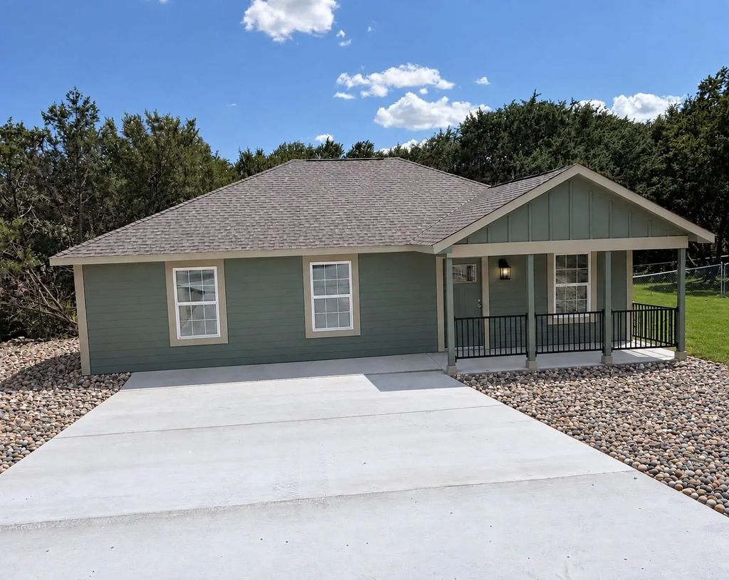 1021 Comanche Cove Drive, Granbury