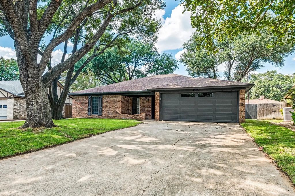 1921 Covey Court, Irving