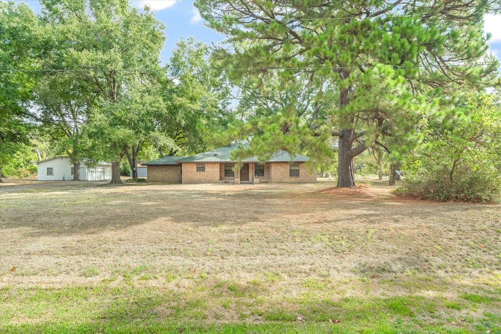 10861 County Road 2326, Terrell
