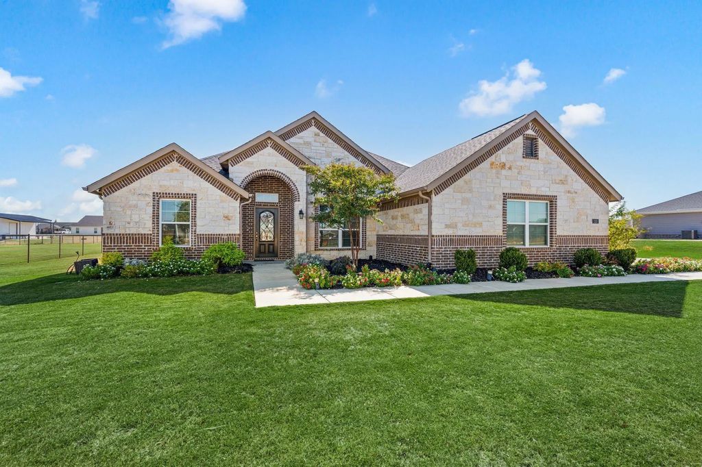 123 Mossy Creek Trail, Rhome