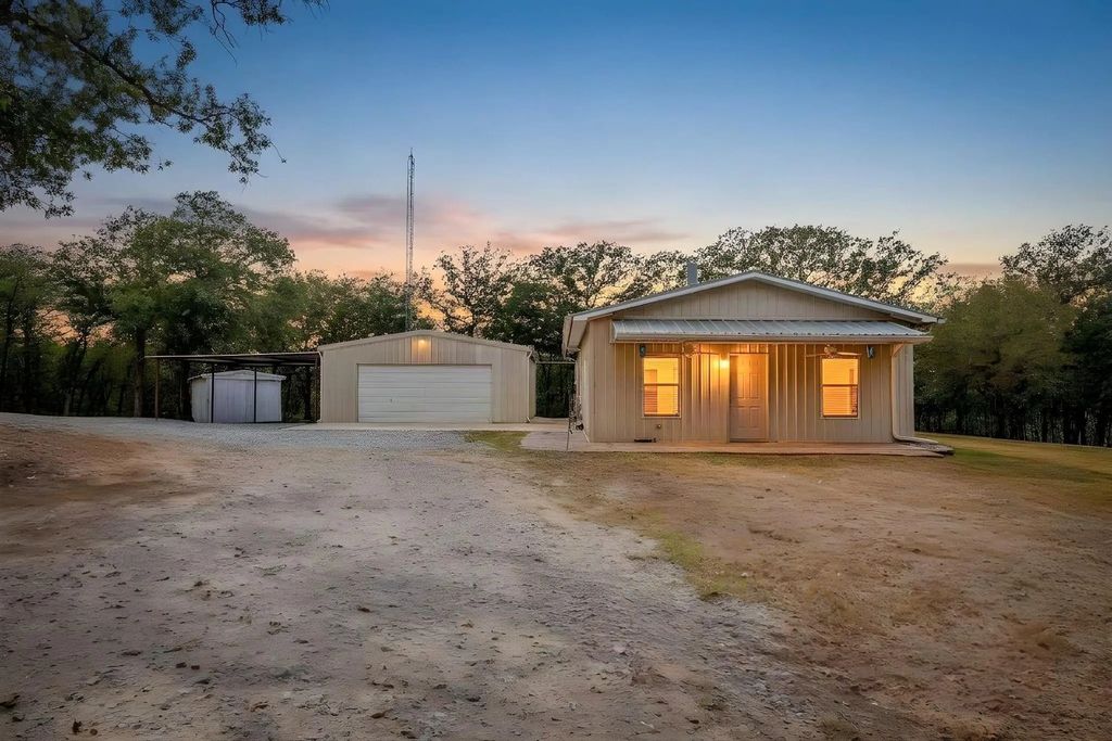 223 County Road 3471, Paradise