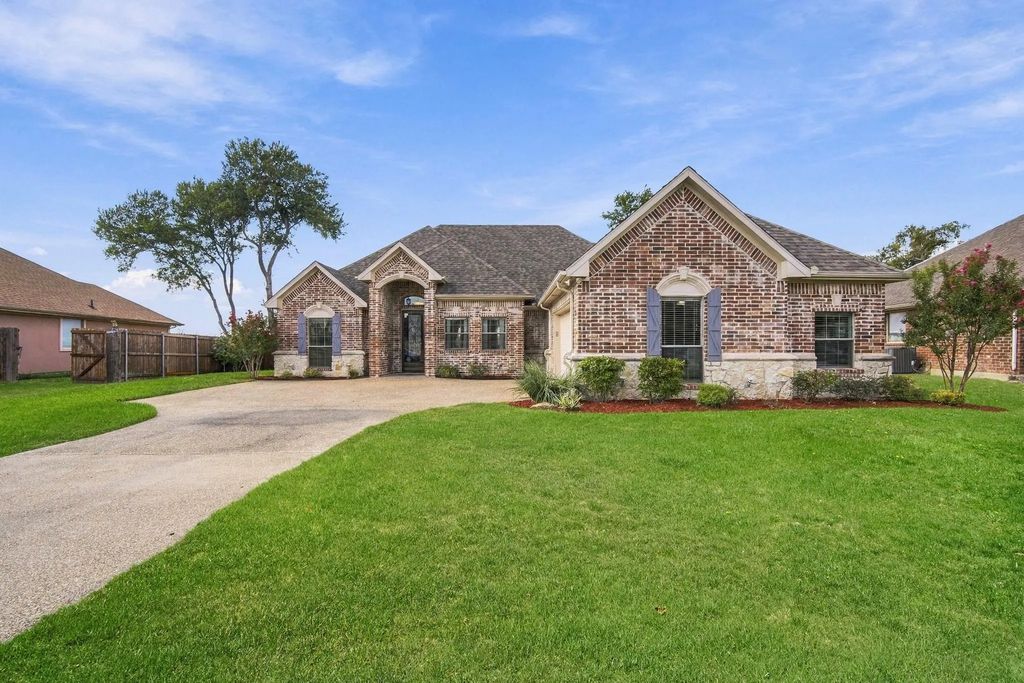 810 Woodcrest Drive, Ennis