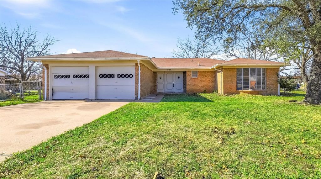 125 N Jessup Street, Alvarado
