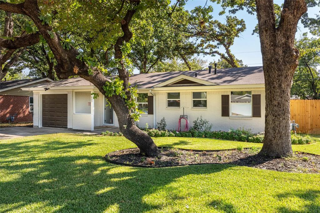 805 Clover Park Drive, Arlington