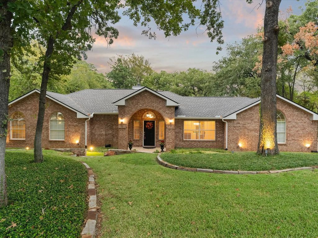 701 Pearl Cove, Oak Point