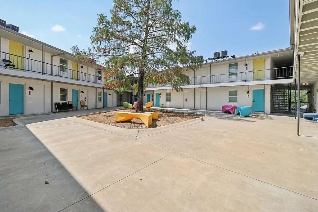 321 E 8th Street 203, Dallas