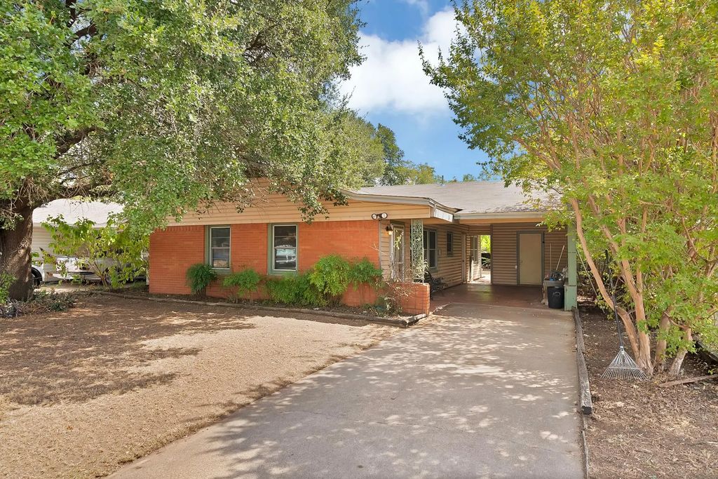 811 Phillips Street, Cleburne