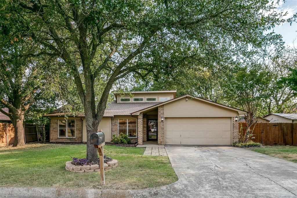 904 Dewey Scott Street, Benbrook
