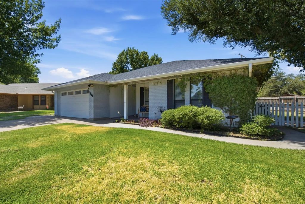 1406 Doral Court, Graham