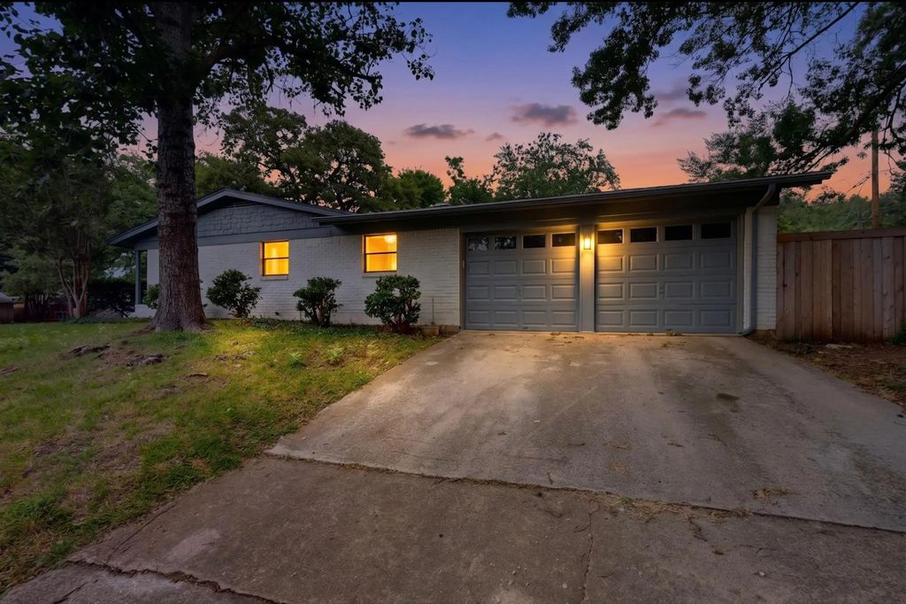 341 Arcadia Street, Hurst