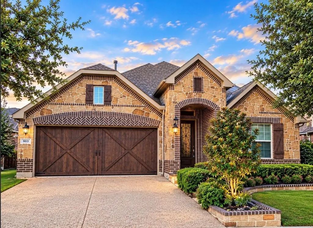 903 Dove Trail, Euless
