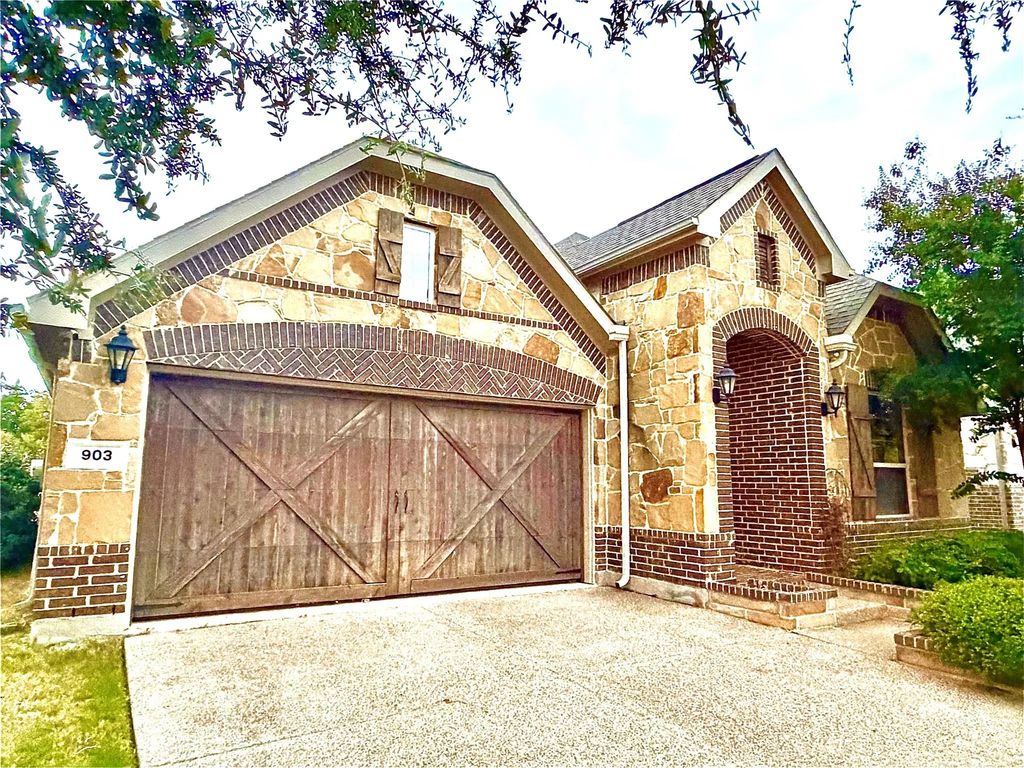 903 Dove Trail, Euless