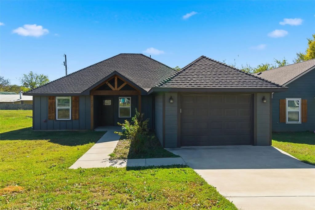 612 W Coffin Street, Denison
