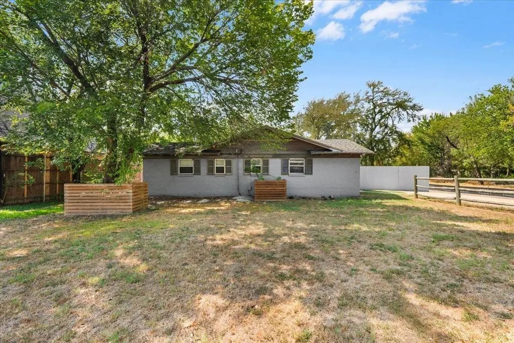 6817 Simmons Road, North Richland Hills