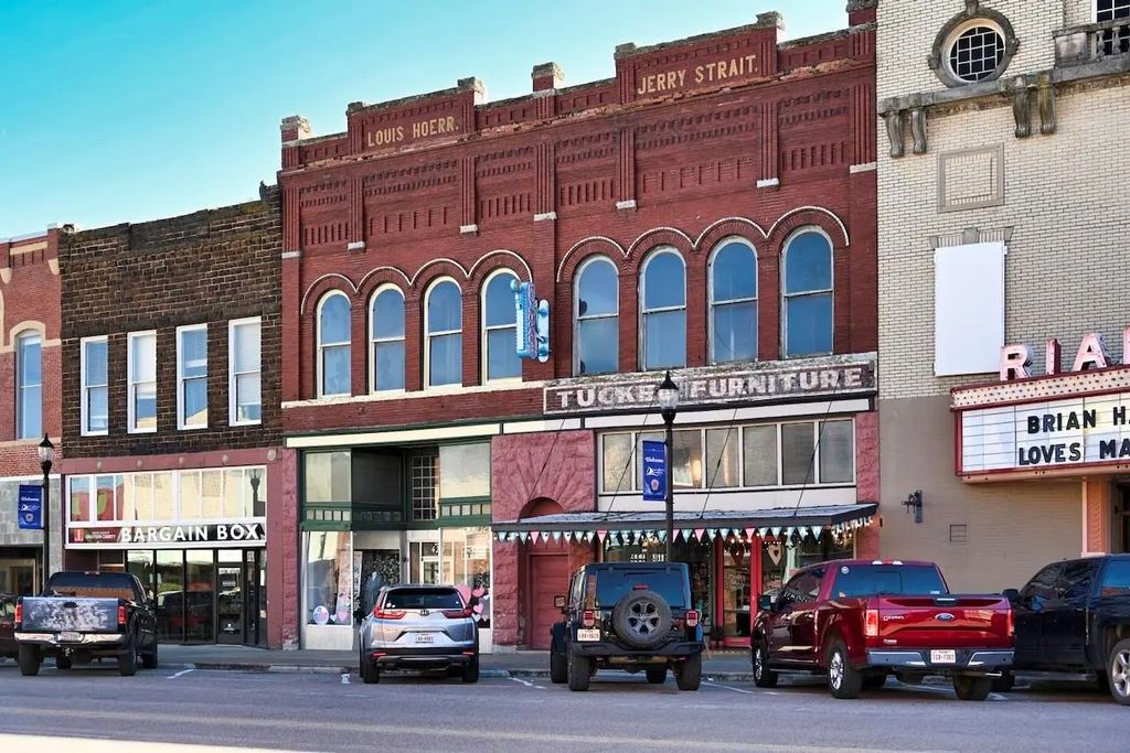 422 W Main Street, Denison