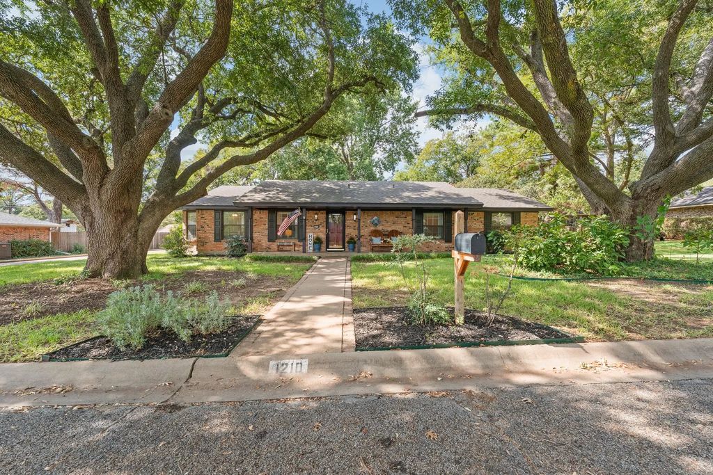 1210 Glenhaven Drive, Cleburne