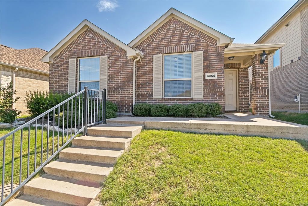 5809 Wake Robin Drive, Fort Worth