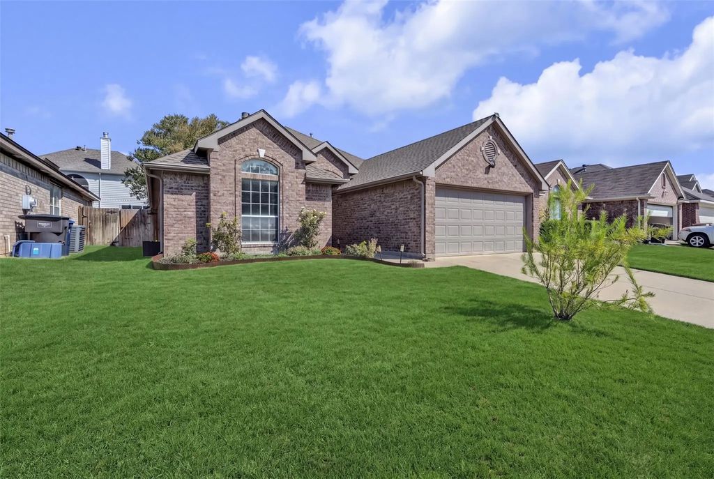 4533 Summerbrook Circle, Fort Worth