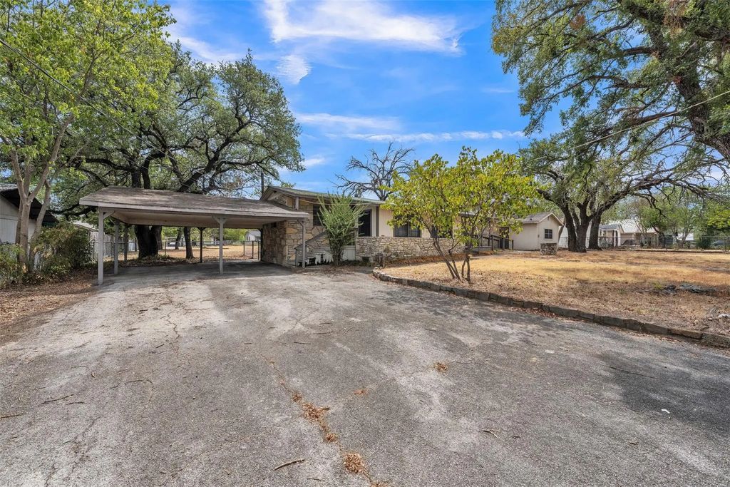 305 Walker Street, Glen Rose