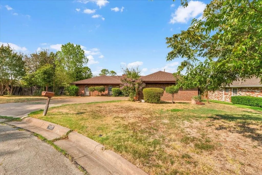 1007 Field Crest Court, Arlington
