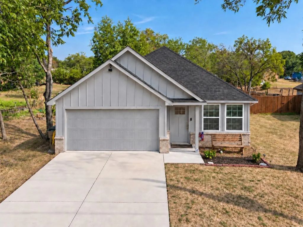 100 Elm Street, Lone Oak