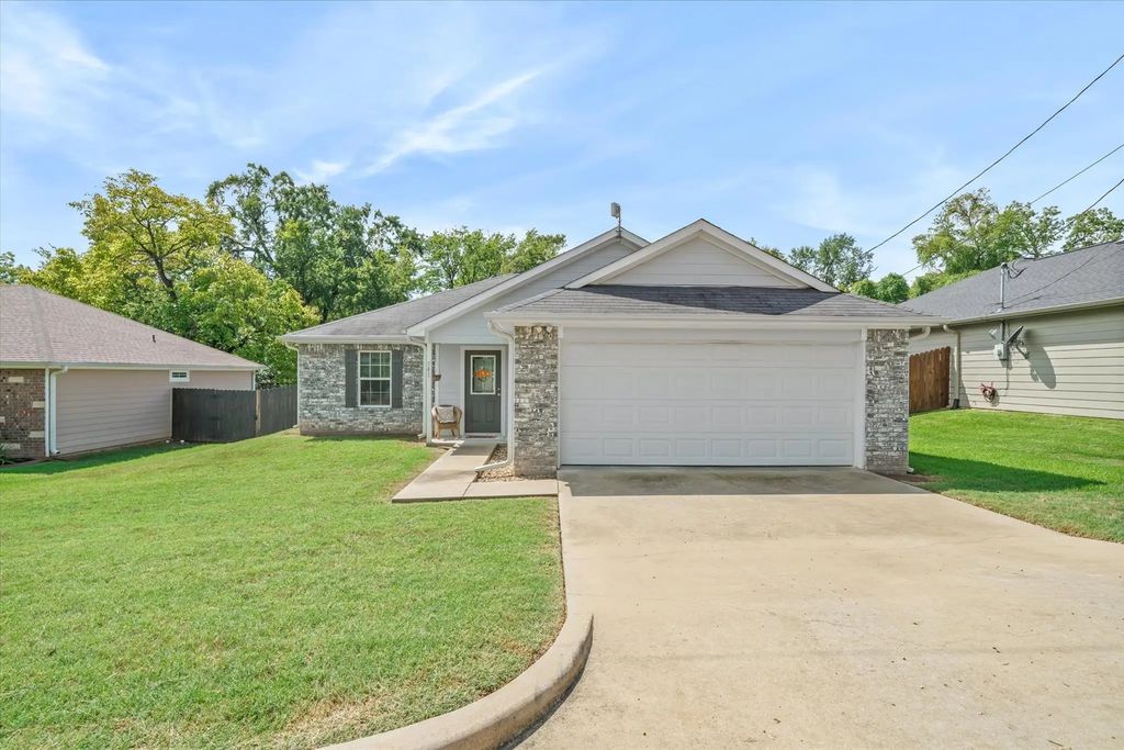 541 Foster, Canton