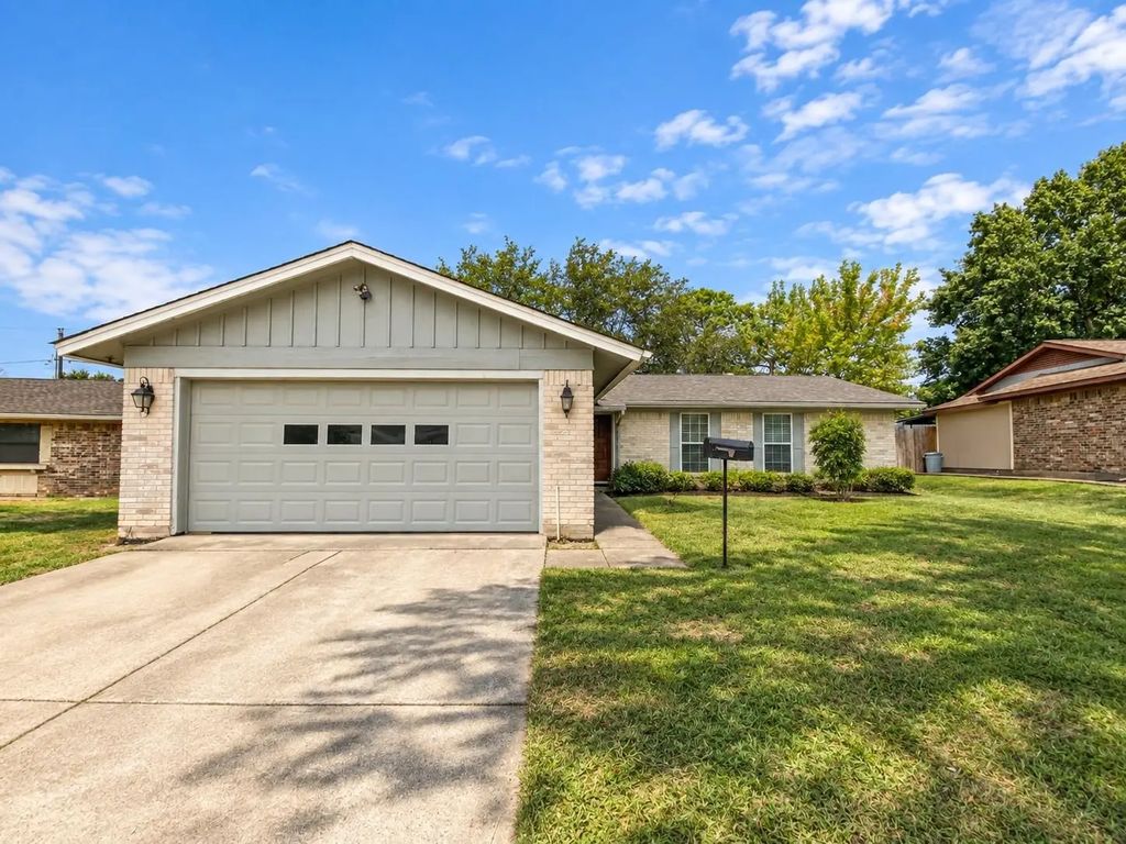 701 Victoria Drive, Euless