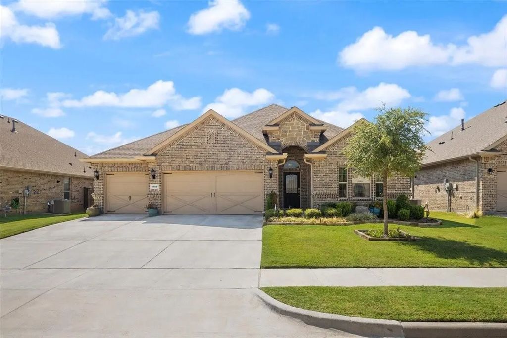 1109 Whispering Hill Drive, Mansfield