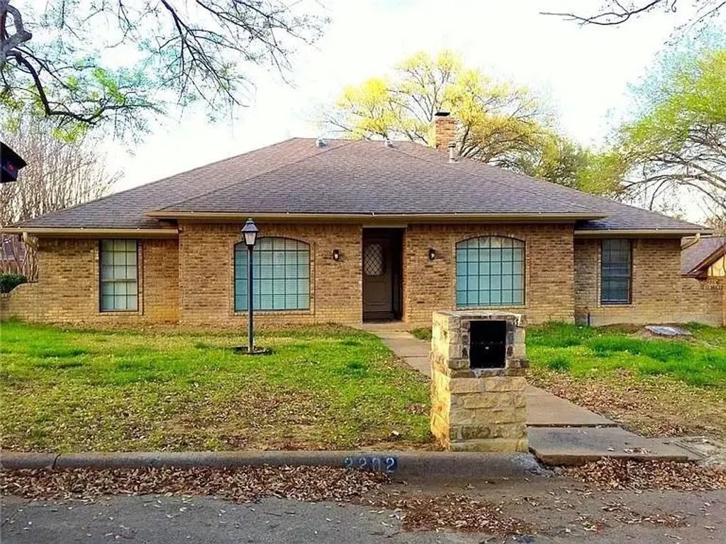 2202 Greenbriar Court, Grand Prairie