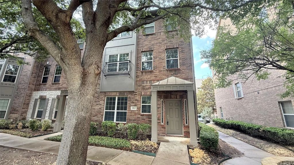 3912 Amberwood Drive, Addison