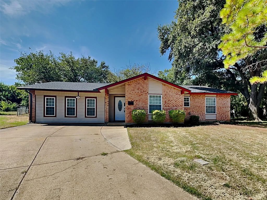 300 Newport Circle, Euless