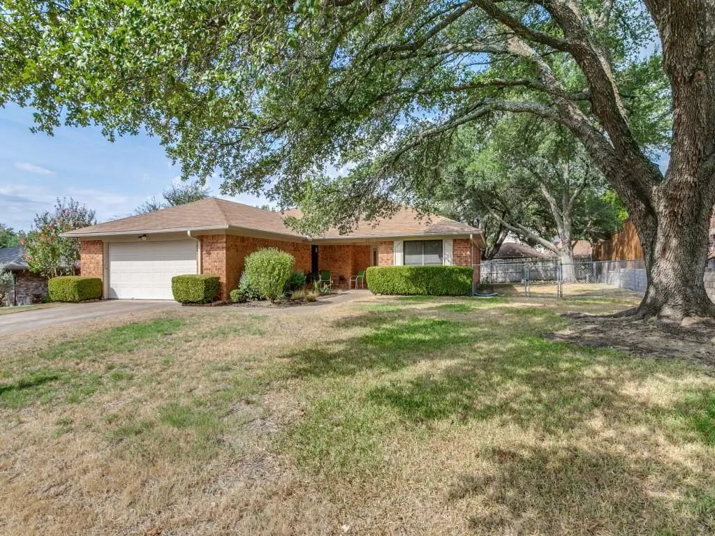 221 Meadowhill Drive, Benbrook