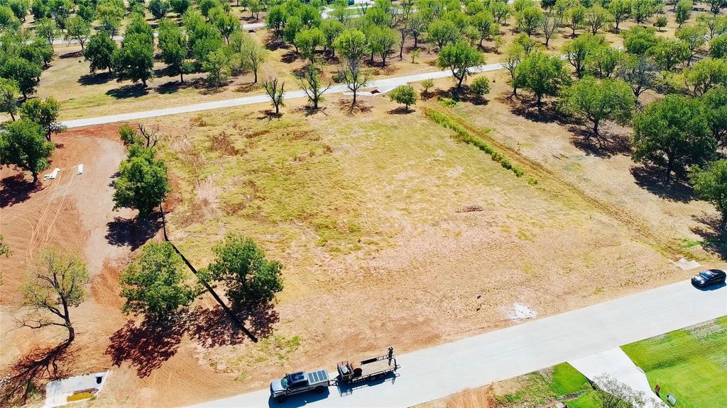 1131 E Landings N, Granbury