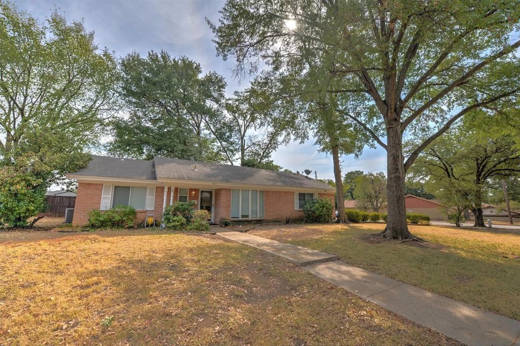 801 Canyon Ridge Drive, Euless