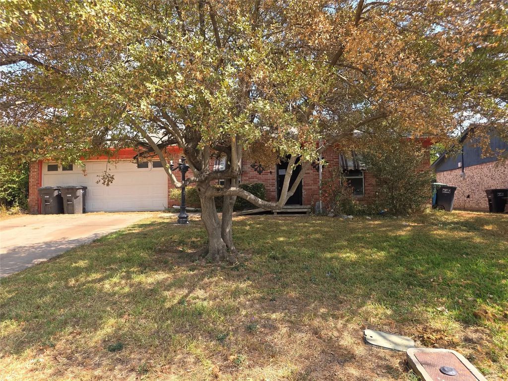 2001 Carverly Drive, Fort Worth