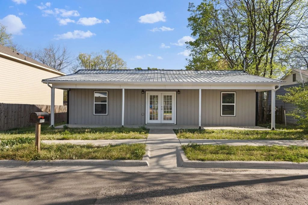 805 S 4th Street, Bonham