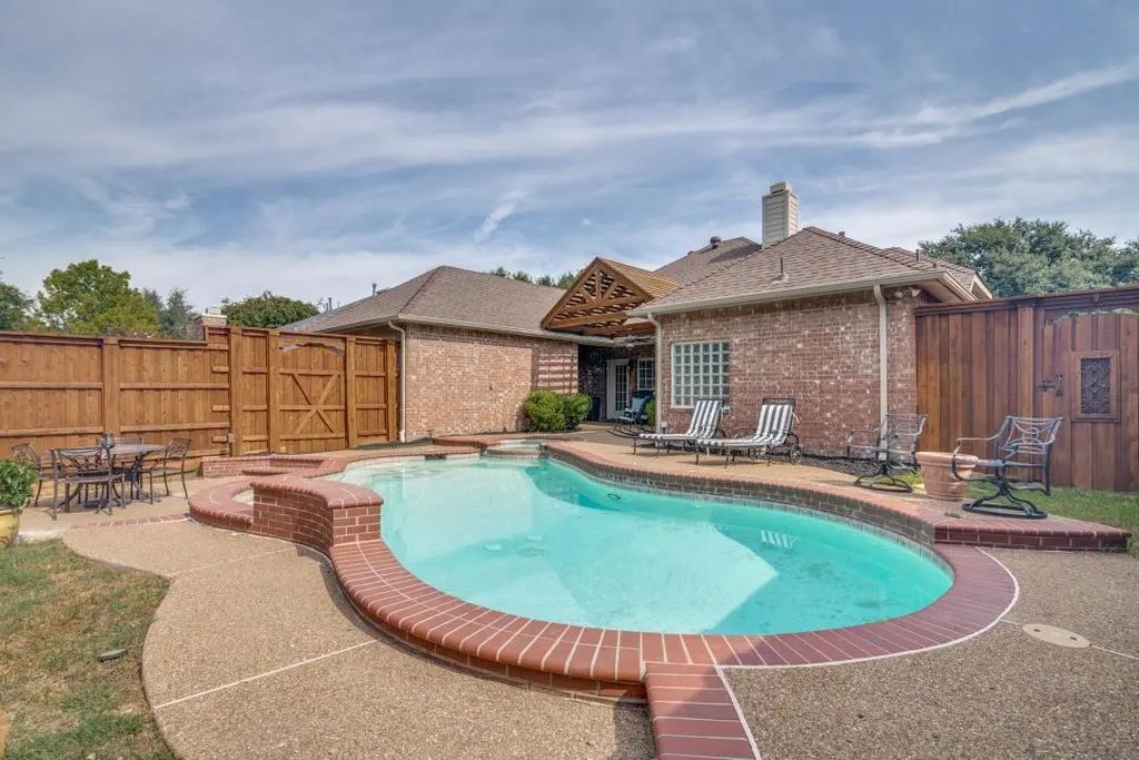 4914 Petersburg Drive, Rowlett