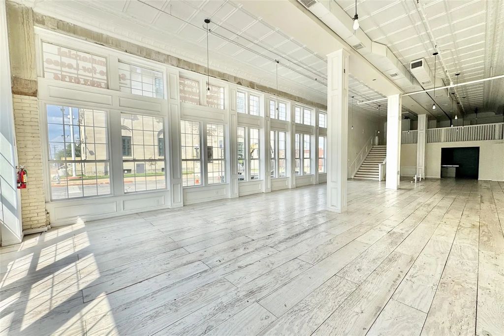 225 N Travis 300c, Sherman