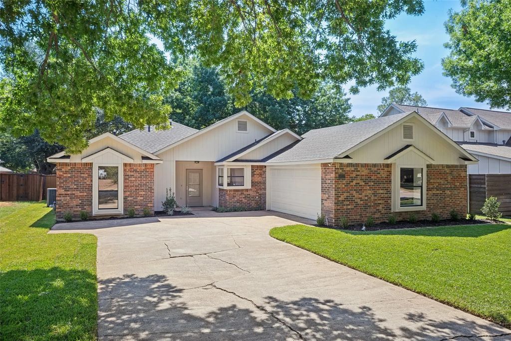 2237 Oak Bluff Drive, Flower Mound